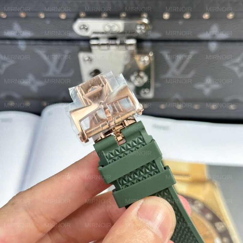 Dong-Ho-Vacheron-Constantin-Replica-11-Overseas-4500V-Mau-Xanh-La-Cay-Day-Cao-Su-41mm-10-1024x1024.jpg