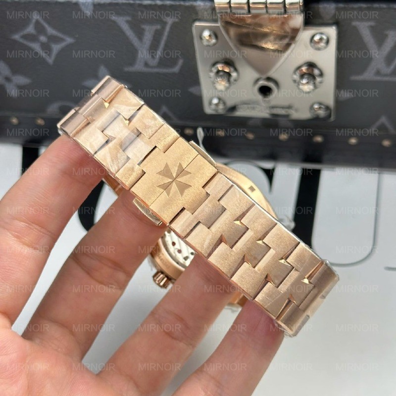 Dong-Ho-Vacheron-Constantin-Overseas-4500V-Replica-11-Mat-Xanh-La-Cay-41mm-7-1024x1024.jpg