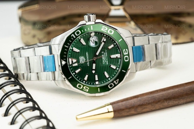Dong-Ho-Tag-Heuer-Aquaracer-Replica-11-Mat-Xanh-La-Cay-43mm-7-1024x683.jpg