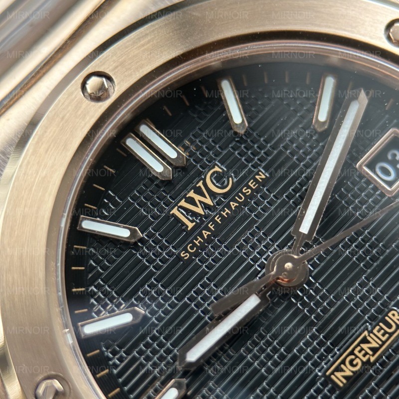 Dong-Ho-IWC-Ingenieur-Che-Tac-Mat-Den-May-Co-Thuy-Sy-Nha-May-V7-40mm-11.jpg
