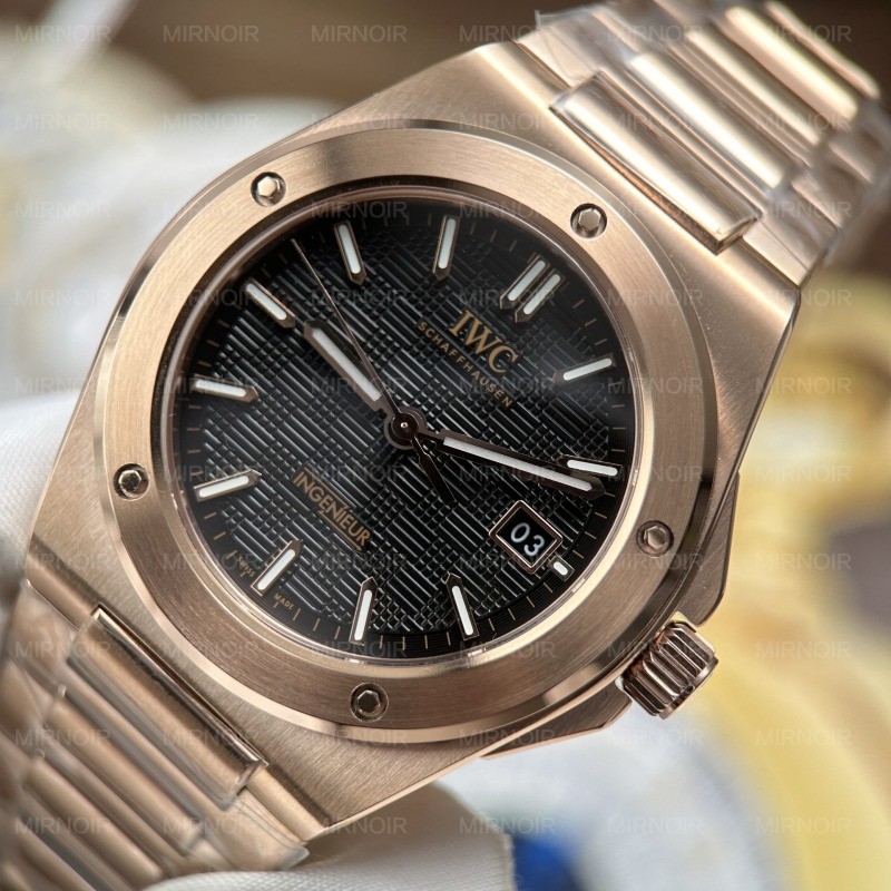 Dong-Ho-IWC-Ingenieur-Che-Tac-Mat-Den-May-Co-Thuy-Sy-Nha-May-V7-40mm-12.jpg