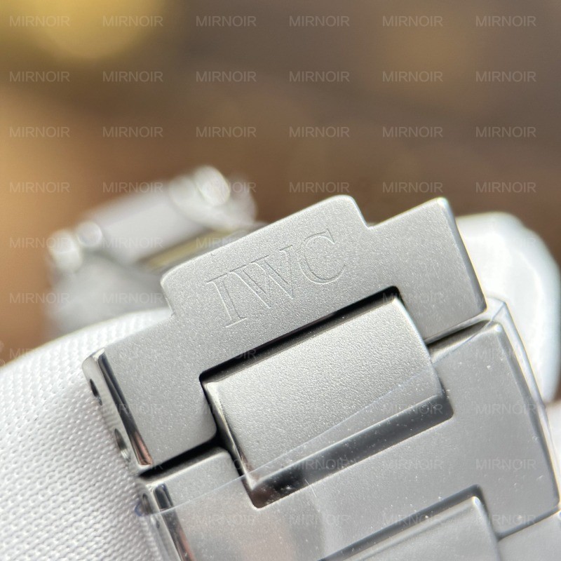 Dong-Ho-IWC-Ingenieur-Replica-Cao-Cap-Mat-So-Bac-May-Thuy-Sy-Xuong-V7-40mm-7.jpg