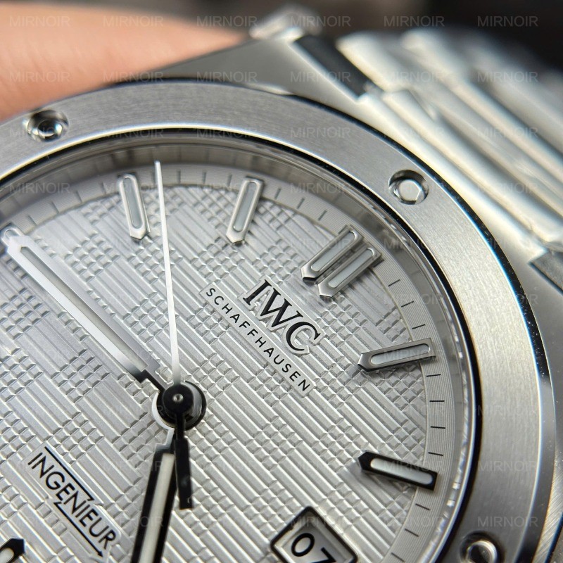 Dong-Ho-IWC-Ingenieur-Replica-11-Mat-So-Trang-May-Thuy-Sy-Nha-May-V7-40mm-4.jpg