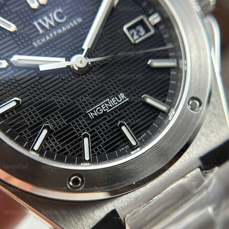 Dong-Ho-IWC-Ingenieur-Replica-11-Mat-So-Den-May-Thuy-Sy-Nha-May-V7-40mm-1.jpg