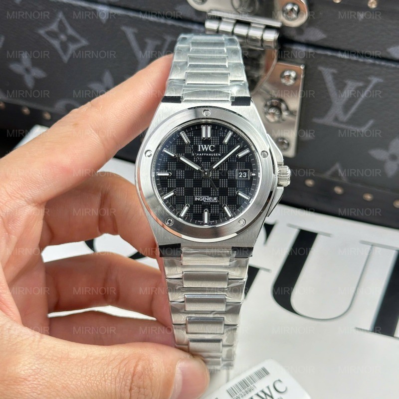 Dong-Ho-IWC-Ingenieur-Replica-11-Mat-So-Den-May-Thuy-Sy-Nha-May-V7-40mm-5.jpg