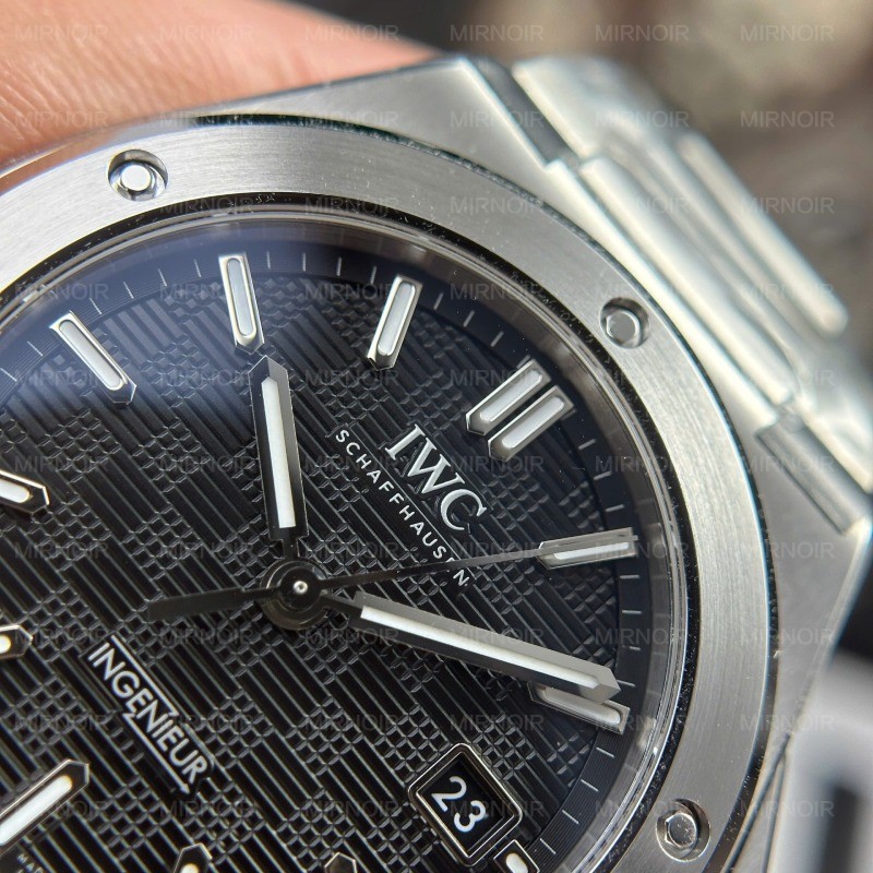 Dong-Ho-IWC-Ingenieur-Replica-11-Mat-So-Den-May-Thuy-Sy-Nha-May-V7-40mm-7.jpg