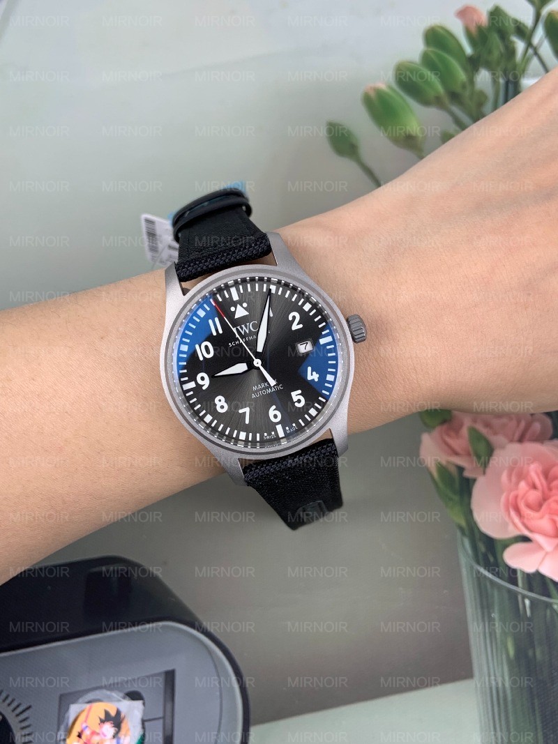 Dong-Ho-IWC-Pilots-Watch-Mark-XX-Patrouille-Suisse-Che-tac-Mat-Xam-Vo-Titanium-40mm-2.jpg
