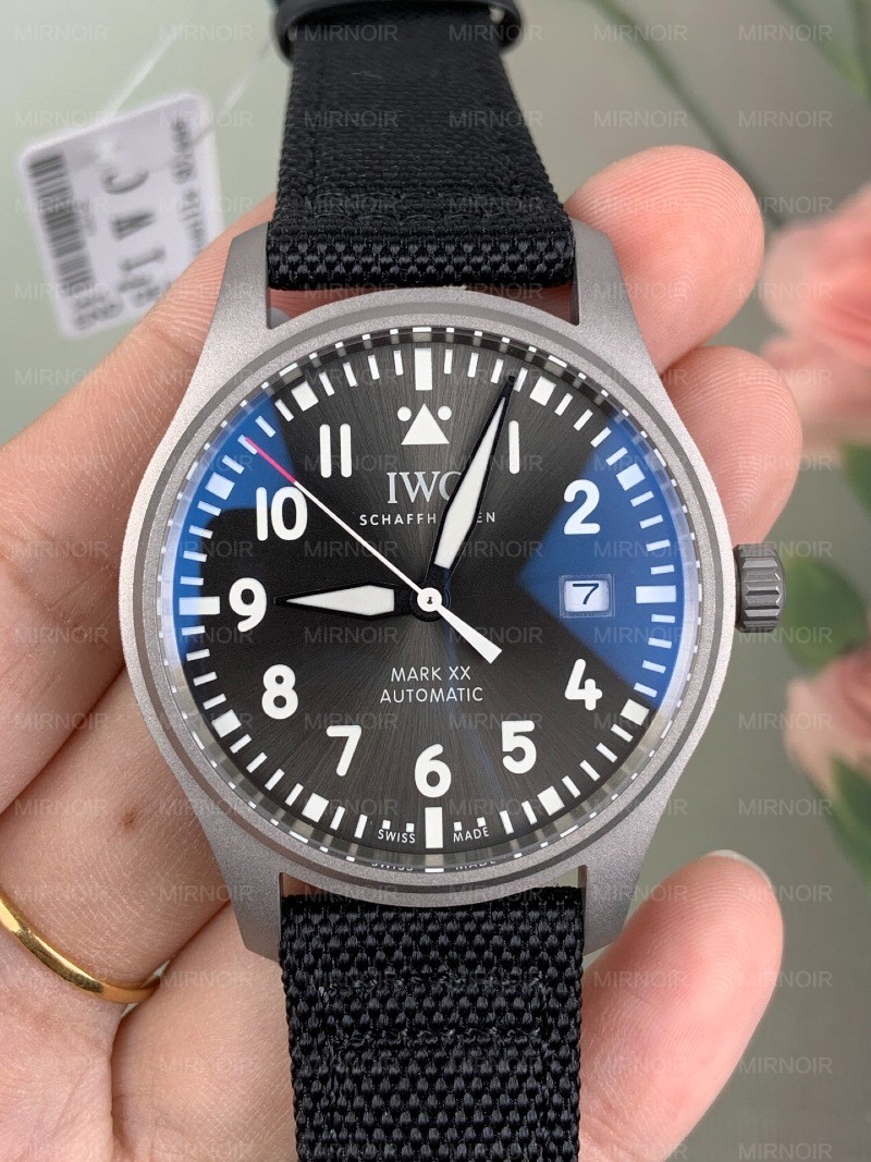 Dong-Ho-IWC-Pilots-Watch-Mark-XX-Patrouille-Suisse-Che-tac-Mat-Xam-Vo-Titanium-40mm-6.jpg