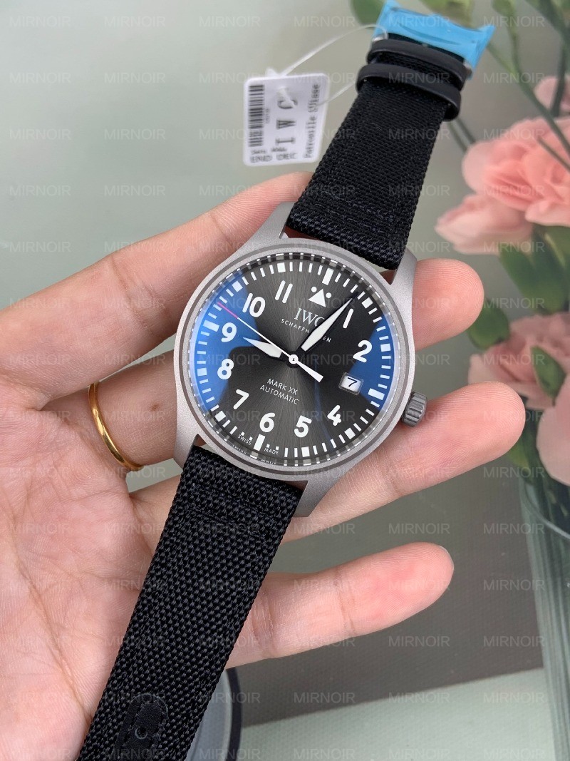 Dong-Ho-IWC-Pilots-Watch-Mark-XX-Patrouille-Suisse-Che-tac-Mat-Xam-Vo-Titanium-40mm-7.jpg
