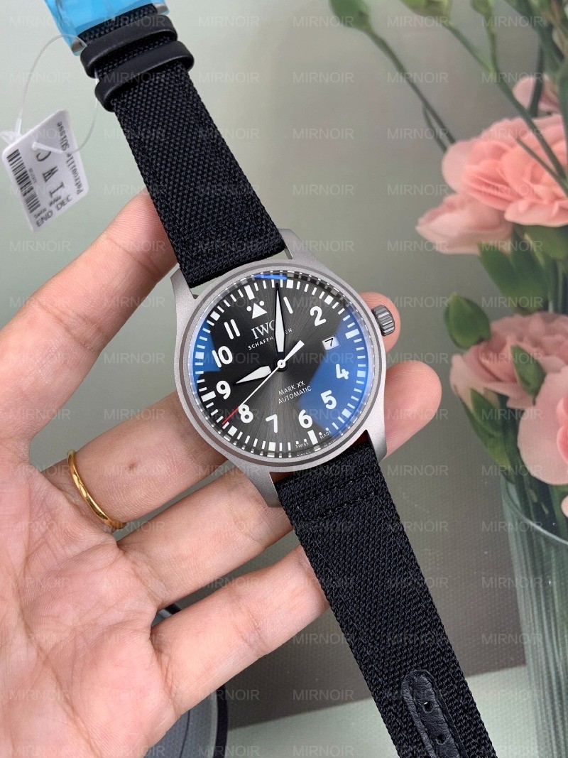 Dong-Ho-IWC-Pilots-Watch-Mark-XX-Patrouille-Suisse-Che-tac-Mat-Xam-Vo-Titanium-40mm-8.jpg