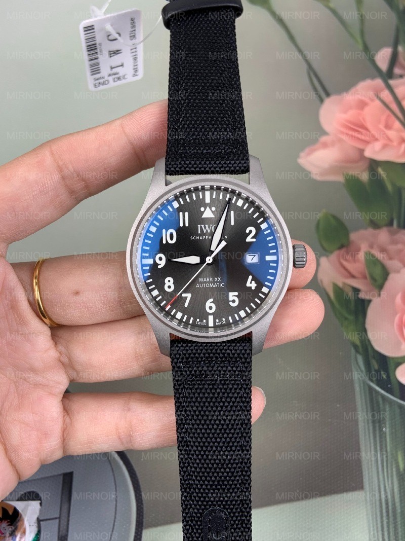Dong-Ho-IWC-Pilots-Watch-Mark-XX-Patrouille-Suisse-Che-tac-Mat-Xam-Vo-Titanium-40mm-9.jpg