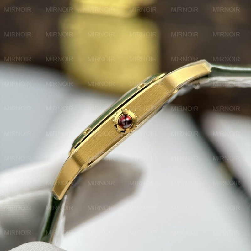 Dong-Ho-Cartier-Santos-Dumont-Replica-11-Mau-Xanh-La-Cay-Day-Da-43.5×31-5-1024x1024.jpg