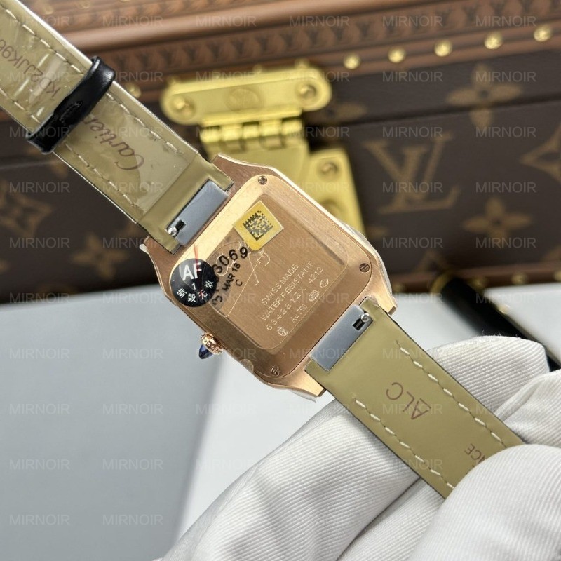 Dong-Ho-Cartier-Replica-11-Santos-Dumont-Mat-Trang-Bac-Vo-Ma-Vang-Hong-43.5x31-2-1024x1024.jpg