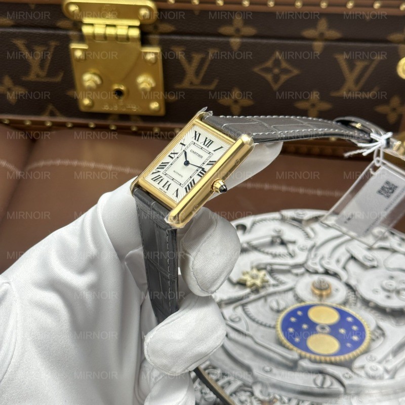 Dong-Ho-Cartier-Tank-Louis-Fake-11-Mat-Trang-Day-Da-Mau-Xam-27.8×38-11.jpg