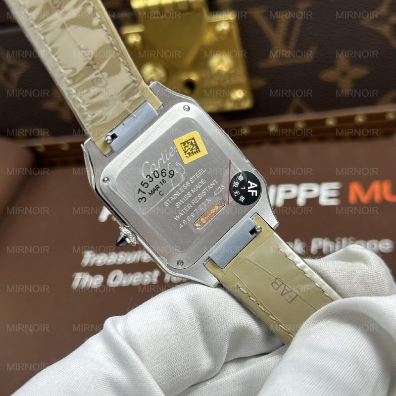 Dong-Ho-Cartier-Replica-11-Santos-Dumont-Large-Model-Mat-Trang-Day-Da-43.5x31-3-1024x1024.jpg