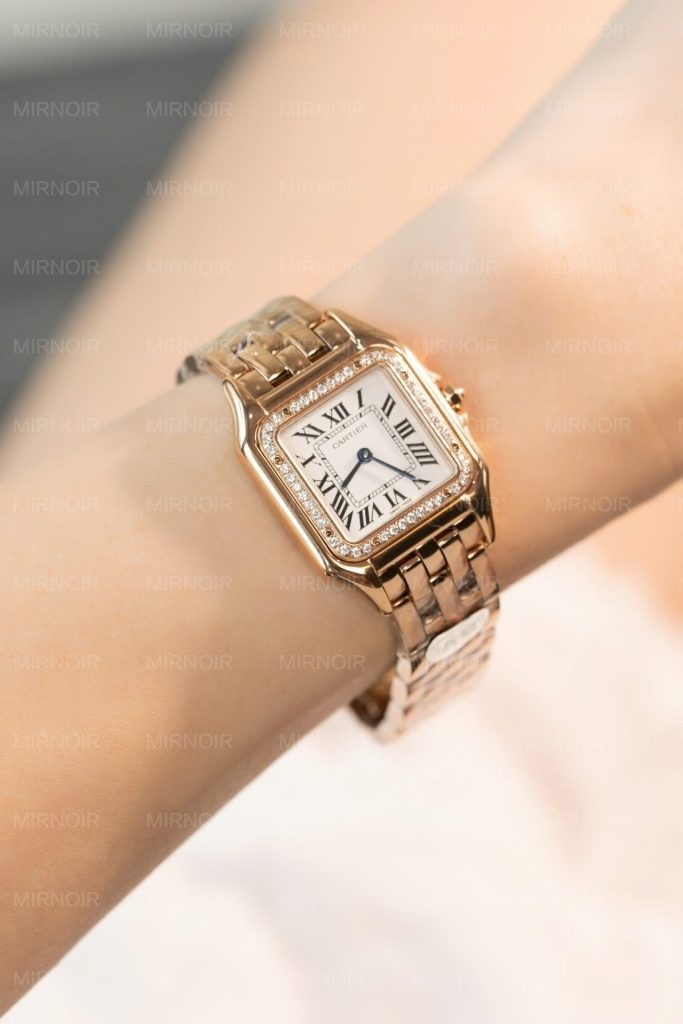 Dong-Ho-Cartier-Panthere-Replica-11-Nu-Mau-Vang-Hong-May-Pin-Thuy-Sy-27mm-2-683x1024.jpg