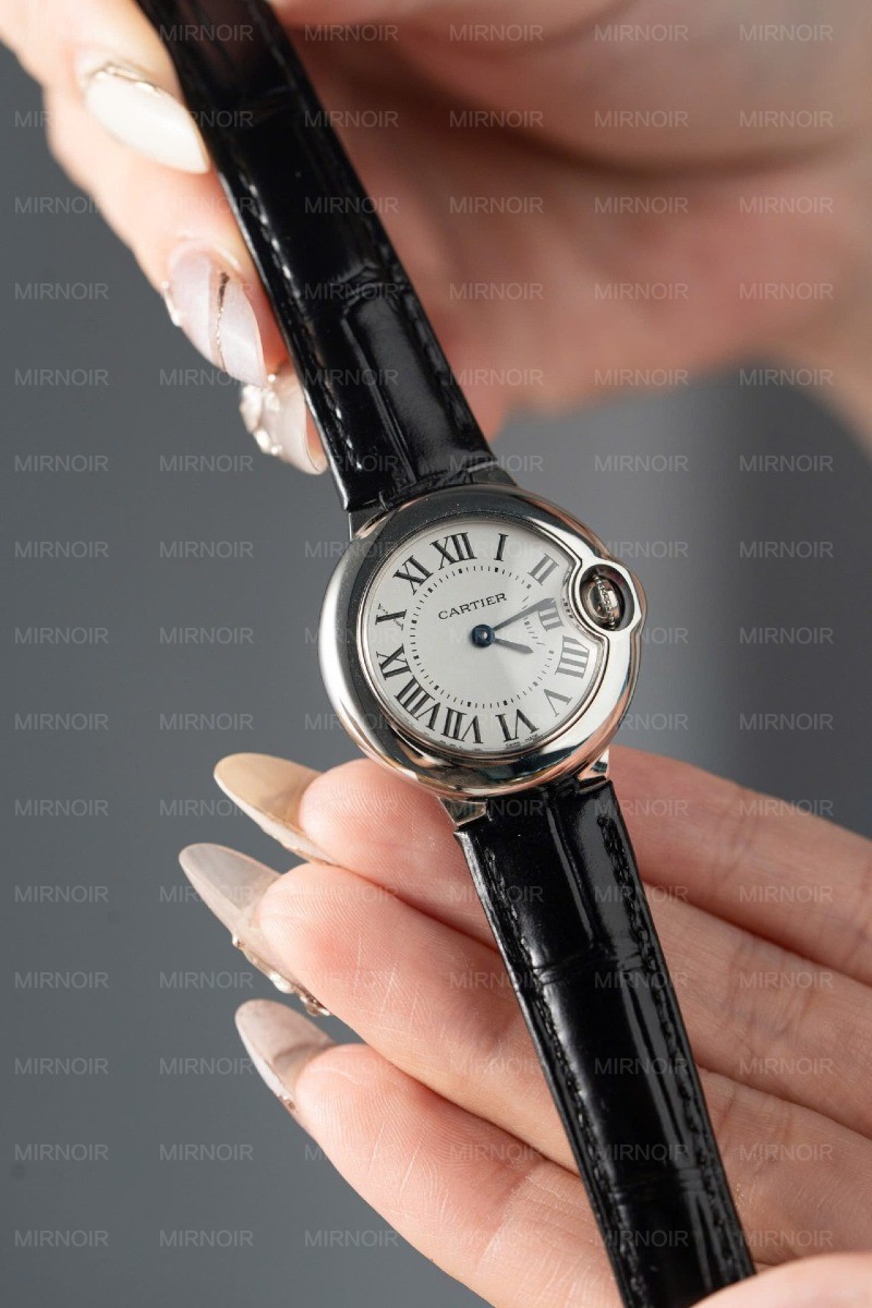 Dong-Ho-Cartier-Ballon-Bleu-Nu-May-Pin-Thuy-Sy-Day-Da-Mau-Den-28mm-3.jpg
