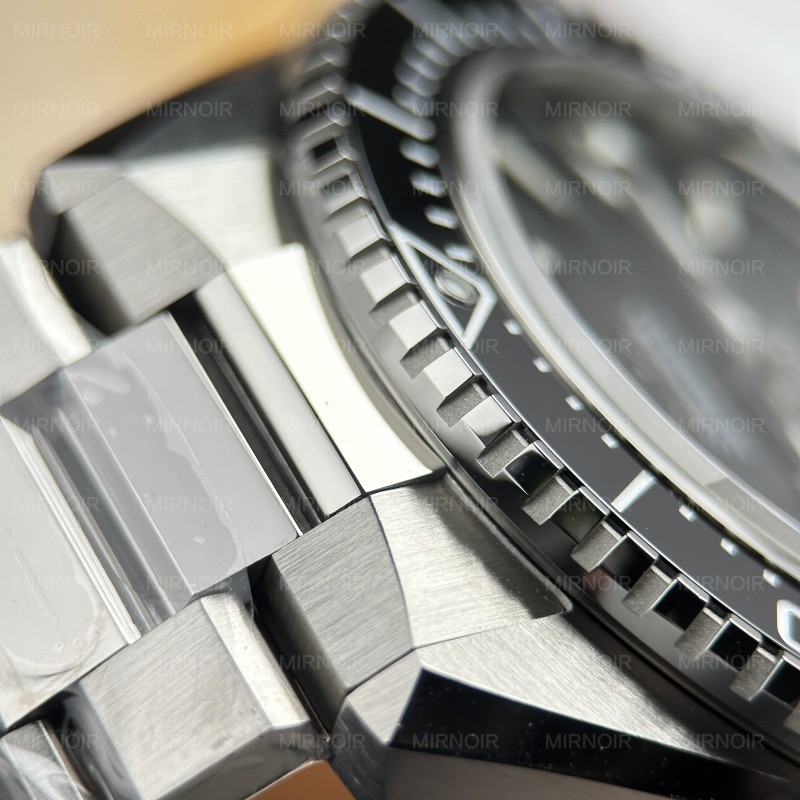 Dong-Ho-Omega-Seamaster-Planet-Ocean-600M-Rep-11-Mat-Den-May-Co-Thuy-Si-42mm-2-scaled.jpg