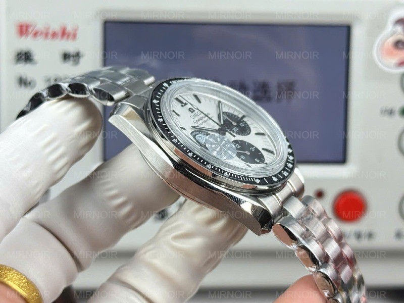 Dong-Ho-Omega-Che-Tac-Speedmaster-Silver-Snoopy-Award-Mat-Trang-Vien-Den-42mm-1.jpg