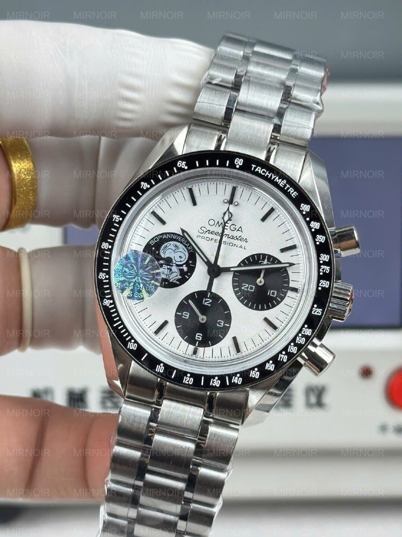 Dong-Ho-Omega-Che-Tac-Speedmaster-Silver-Snoopy-Award-Mat-Trang-Vien-Den-42mm-2.jpg