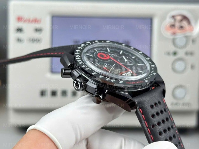 Dong-Ho-Omega-Replica-11-Speedmaster-Dark-Side-of-the-Moon-Vo-Gom-Den-Day-Da-44mm-8-1024x768.jpg