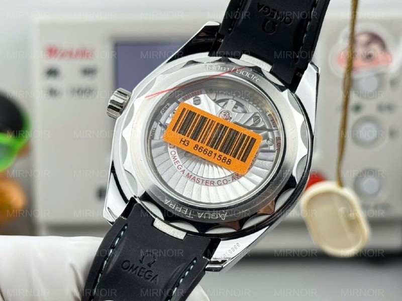 Dong-Ho-Omega-Seamaster-Co-Axial-Replica-11-Mat-Xanh-Luc-Lam-Day-Cao-Su-Xuong-VS-41mm-9-1024x768.jpg