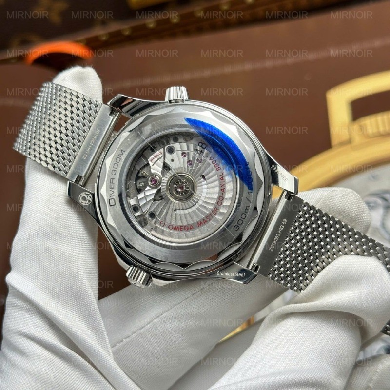 Dong-Ho-Omega-Seamaster-Diver-300M-Replica-11-Mat-Den-May-Calibre-8806-Super-Clone-VSF-42mm-2-1024x1024.jpg