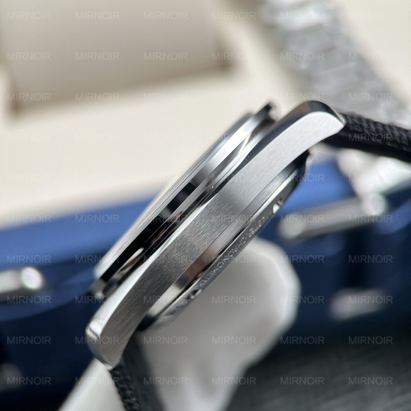 Dong-Ho-Omega-Speedmaster-Apollo-13-Snoopy-Replica-11-Mat-Trang-New-2025-42mm-3.jpg