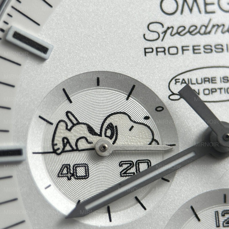Dong-Ho-Omega-Speedmaster-Apollo-13-Snoopy-Replica-11-Mat-Trang-New-2025-42mm-8.jpg