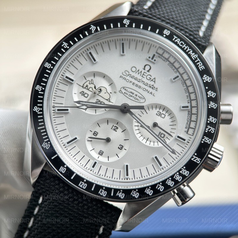 Dong-Ho-Omega-Speedmaster-Apollo-13-Snoopy-Replica-11-Mat-Trang-New-2025-42mm-9.jpg