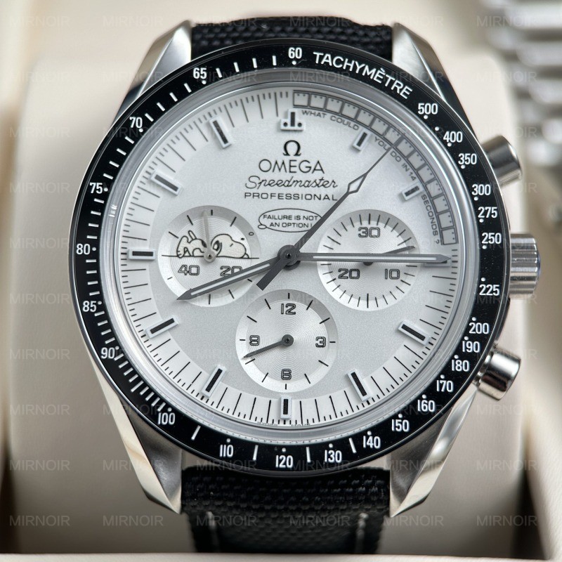 Dong-Ho-Omega-Speedmaster-Apollo-13-Snoopy-Replica-11-Mat-Trang-New-2025-42mm-11.jpg