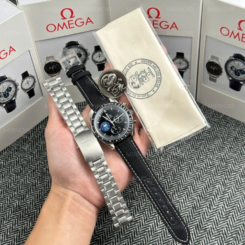 Dong-Ho-Omega-Replica-11-Speedmaster-Silver-Snoopy-Phien-Ban-Ky-Niem-50-Nam-Mat-Den-New-2025-42mm-2-1024x1024.jpg
