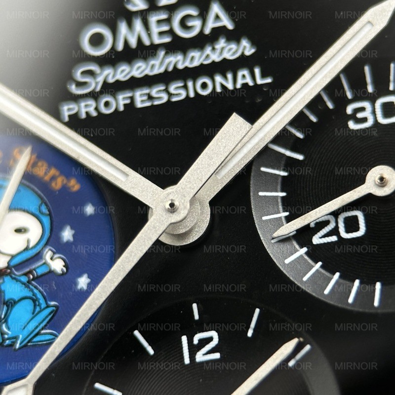 Dong-Ho-Omega-Replica-11-Speedmaster-Silver-Snoopy-Phien-Ban-Ky-Niem-50-Nam-Mat-Den-New-2025-42mm-8.jpg