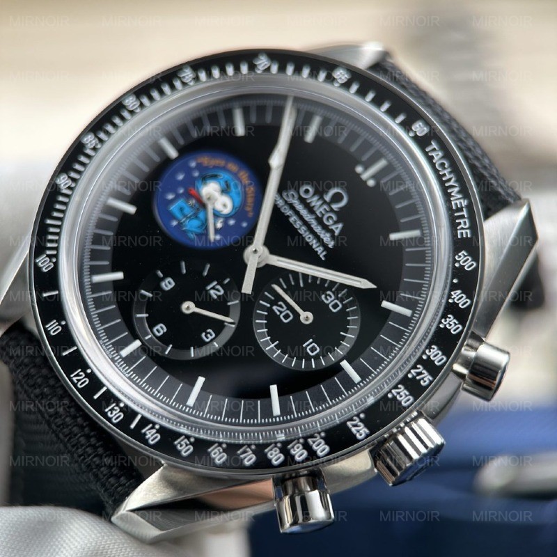 Dong-Ho-Omega-Replica-11-Speedmaster-Silver-Snoopy-Phien-Ban-Ky-Niem-50-Nam-Mat-Den-New-2025-42mm-9-1024x1024.jpg