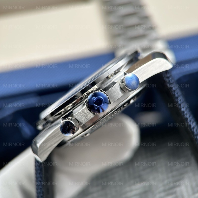 Dong-Ho-Omega-Che-Tac-Speedmaster-Silver-Snoopy-50th-Anniversary-New-2025-42mm-4.jpg