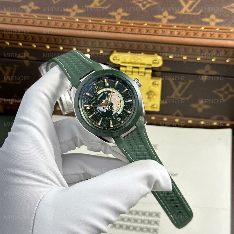 Dong-Ho-Omega-Aqua-Terra-Worldtimer-Replica-11-Mau-Xanh-La-Cay-Day-Cao-Su-Xuong-VS-43mm-1-1024x1024.jpg
