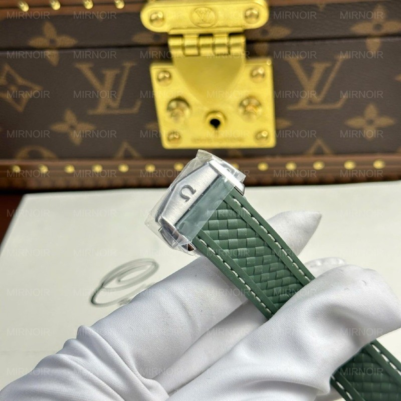 Dong-Ho-Omega-Aqua-Terra-Worldtimer-Replica-11-Mau-Xanh-La-Cay-Day-Cao-Su-Xuong-VS-43mm-3-1024x1024.jpg