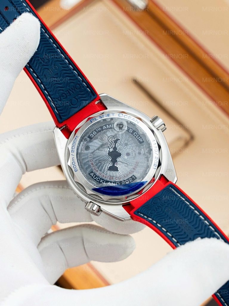 Dong-Ho-Omega-Seamaster-Planet-Ocean-600M-Replica-11-Mat-Trang-Day-Cao-Su-Xuong-VS-435mm-7-768x1024.jpg