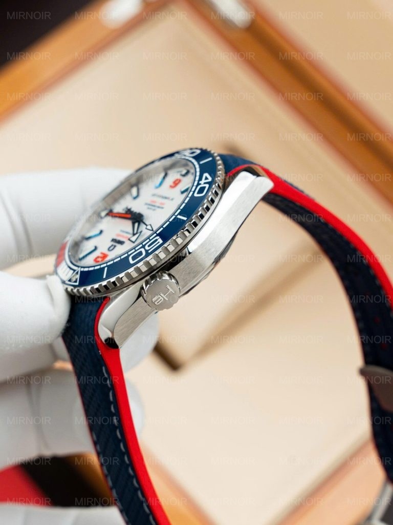 Dong-Ho-Omega-Seamaster-Planet-Ocean-600M-Replica-11-Mat-Trang-Day-Cao-Su-Xuong-VS-435mm-10-768x1024.jpg