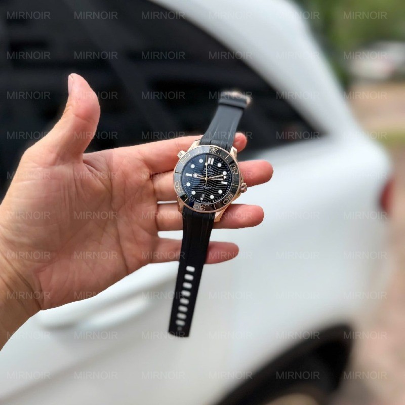Dong-Ho-Omega-Seamaster-Diver-300M-Sedna-Replica-11-Ma-Vang-Hong-Mat-Den-42mm-2-1024x1024.jpg