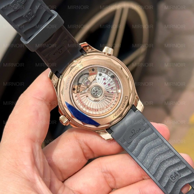 Dong-Ho-Omega-Seamaster-Diver-300M-Sedna-Replica-11-Ma-Vang-Hong-Mat-Den-42mm-4-1024x1024.jpg