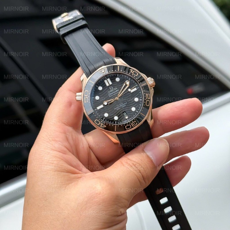 Dong-Ho-Omega-Seamaster-Diver-300M-Sedna-Replica-11-Ma-Vang-Hong-Mat-Den-42mm-7-1024x1024.jpg