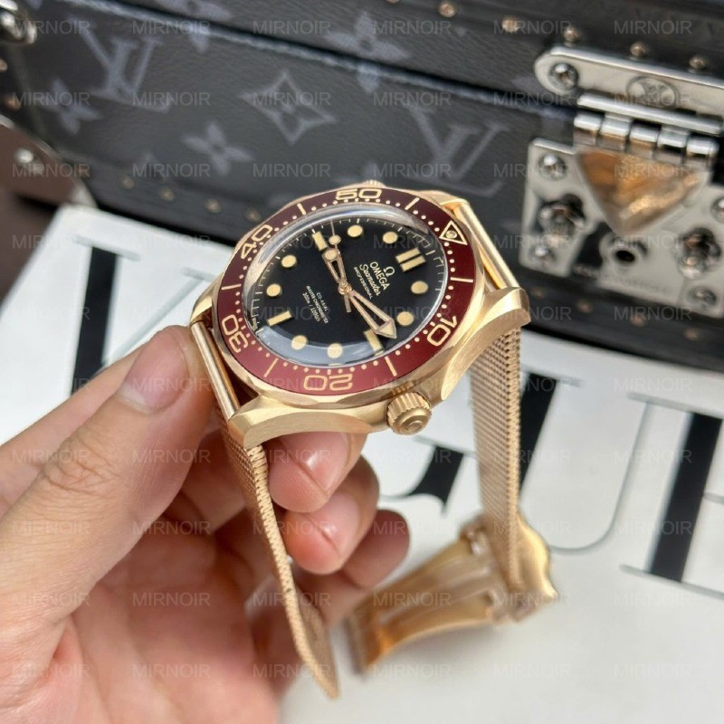 Dong-Ho-Omega-Seamaster-Diver-300M-Bronze-Gold-Replica-11-VFS-42mm-18-1024x1024.jpg