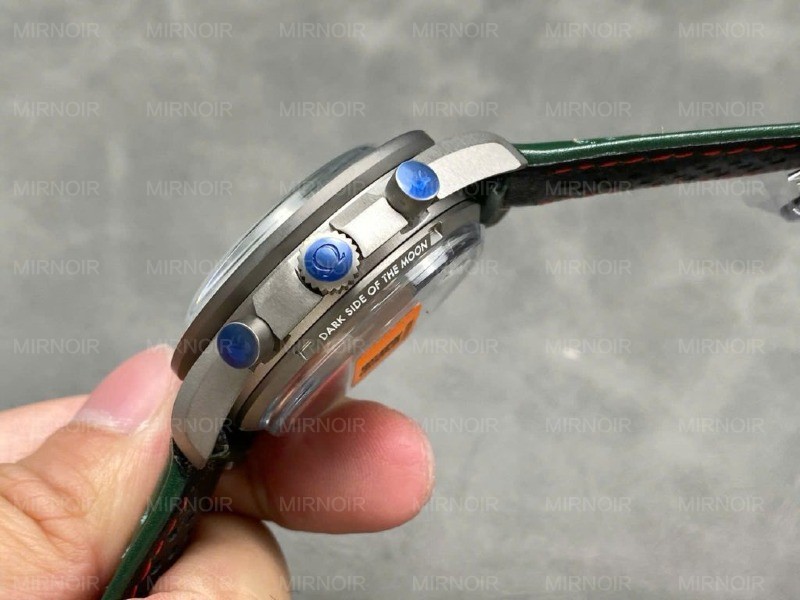 Dong-Ho-Che-Tac-Omega-Speedmaster-Grey-Side-of-the-Moon-Porsche-Club-of-America-Edition-Rep-11-44mm-6-1024x768.jpg