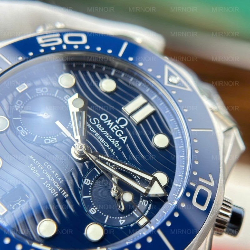Dong-Ho-Omega-Replica-11-Seamaster-Diver-300M-Chronograph-Mat-Xanh-Blue-N1-Factory-44mm-3.jpg