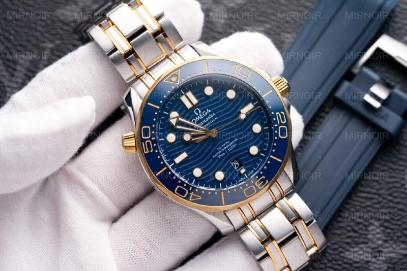 Dong-Ho-Omega-Seamaster-DemiGold-Replcia-11-Mat-Xanh-42mm-2-1024x683.jpg