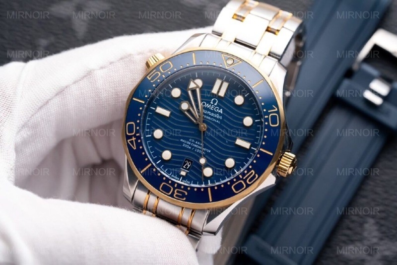Dong-Ho-Omega-Seamaster-DemiGold-Replcia-11-Mat-Xanh-42mm-3-1024x683.jpg
