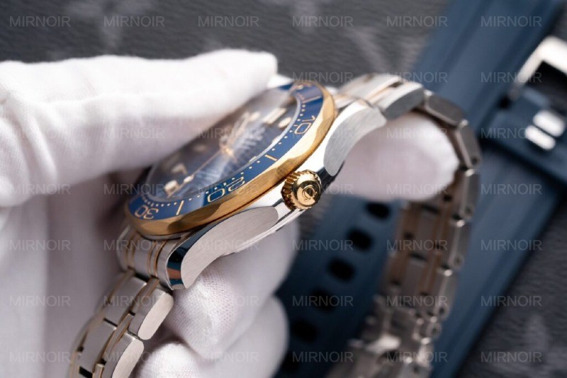 Dong-Ho-Omega-Seamaster-DemiGold-Replcia-11-Mat-Xanh-42mm-4-1024x683.jpg