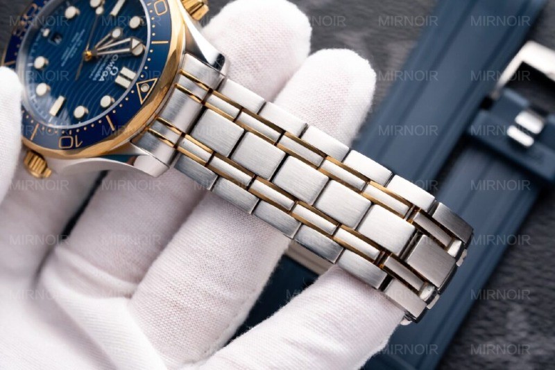 Dong-Ho-Omega-Seamaster-DemiGold-Replcia-11-Mat-Xanh-42mm-6-1024x683.jpg