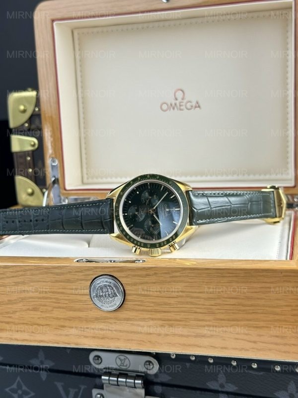 Dong-Ho-Omega-Speedmaster-Moonwatch-Replica-11-Mat-Xanh-La-RM-Factory-44mm-1.jpg